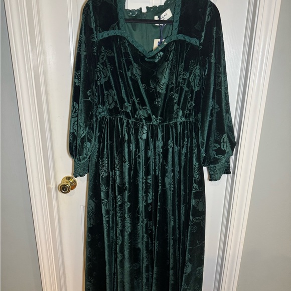 Elegant Green Velvet Dress with Pockets - Picture 4 of 6